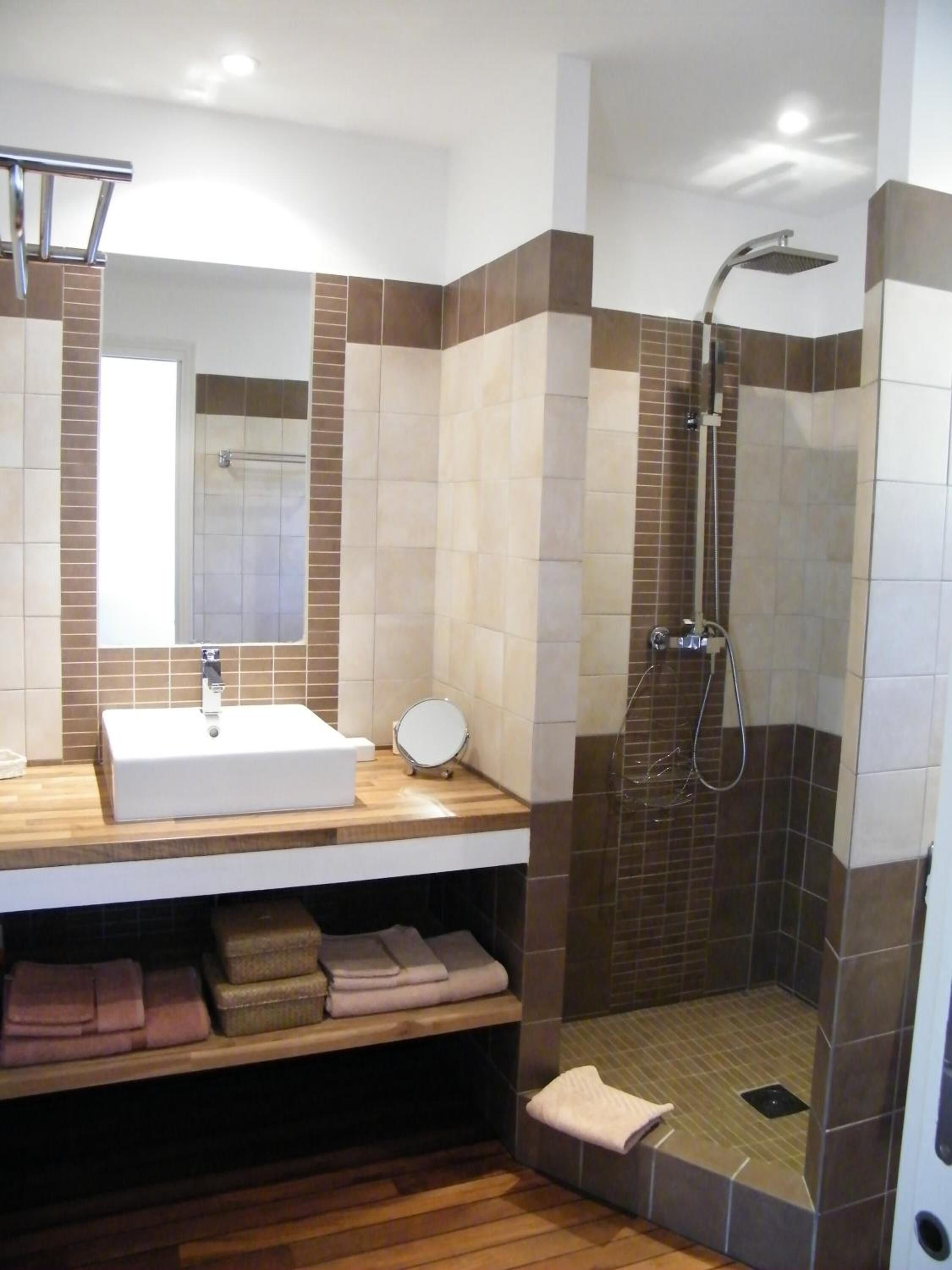 Shower, rainfall showerhead, free toiletries, towels