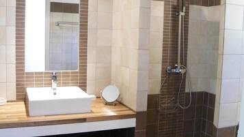 Shower, rainfall showerhead, free toiletries, towels