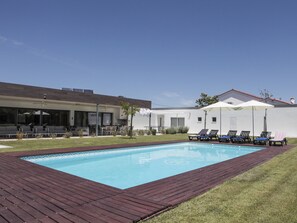 Piscine extérieure, piscine chauffée, parasols de plage, chaises longues