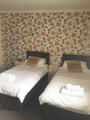 Quarto duplo | Roupas de cama premium, ferros/tábuas de passar roupa, Wi-Fi de cortesia