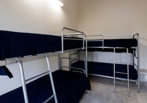 Schreibtisch, Verdunkelungsvorhänge, schallisolierte Zimmer