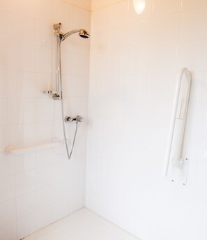 Shower, towels - Ostello La Salana (Capannori)