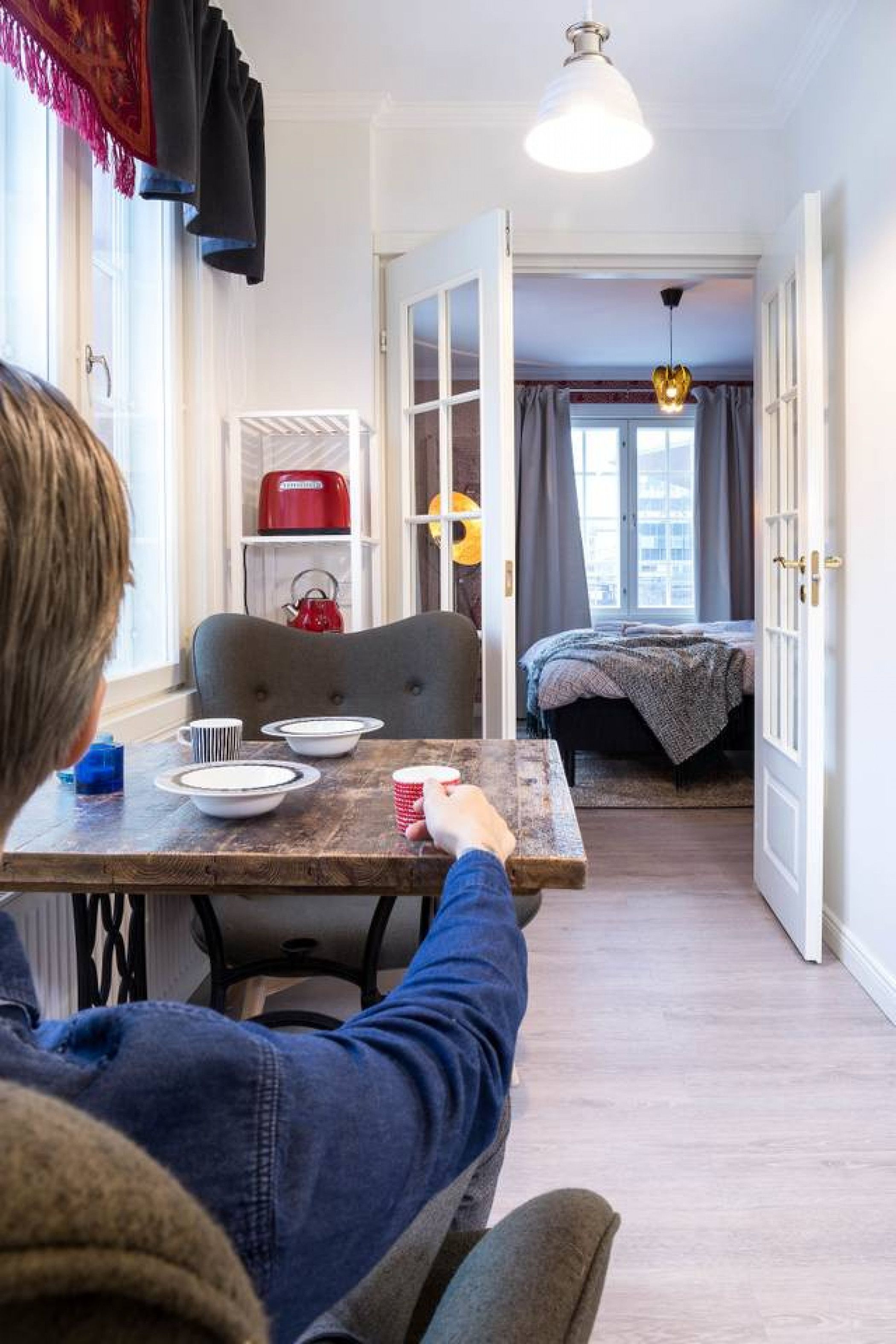 Kühlschrank, Mikrowelle, Herdplatte, Wasserkocher mit Kaffee-/Teezubehör
