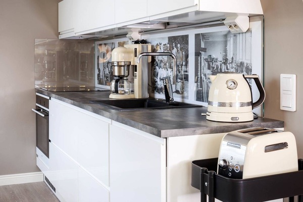 Coffee/tea maker, fridge, microwave, stovetop