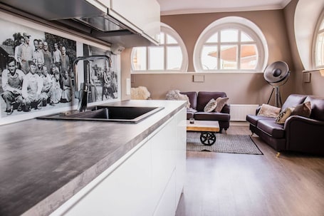 Fridge, microwave, stovetop, coffee/tea maker