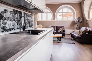 Refrigerador, microondas, placa de cocina, cafetera/tetera