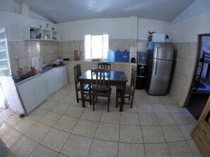 Microwave, cookware/dishes/utensils