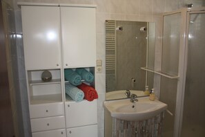 Dusche, Haartrockner, Handtücher