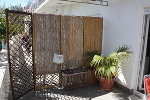 Property grounds - Ground floor double room with approx. 25m² air conditioning, terrace, sea view (Seget Donji)