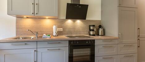 Réfrigérateur, four, lave-vaisselle, chaise haute