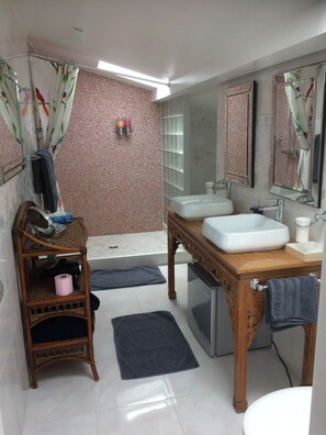 Double Room, Balcony (Hortensia) | Bathroom | Shower, free toiletries, hair dryer, bathrobes - Villa Erresinolettean (Ciboure)