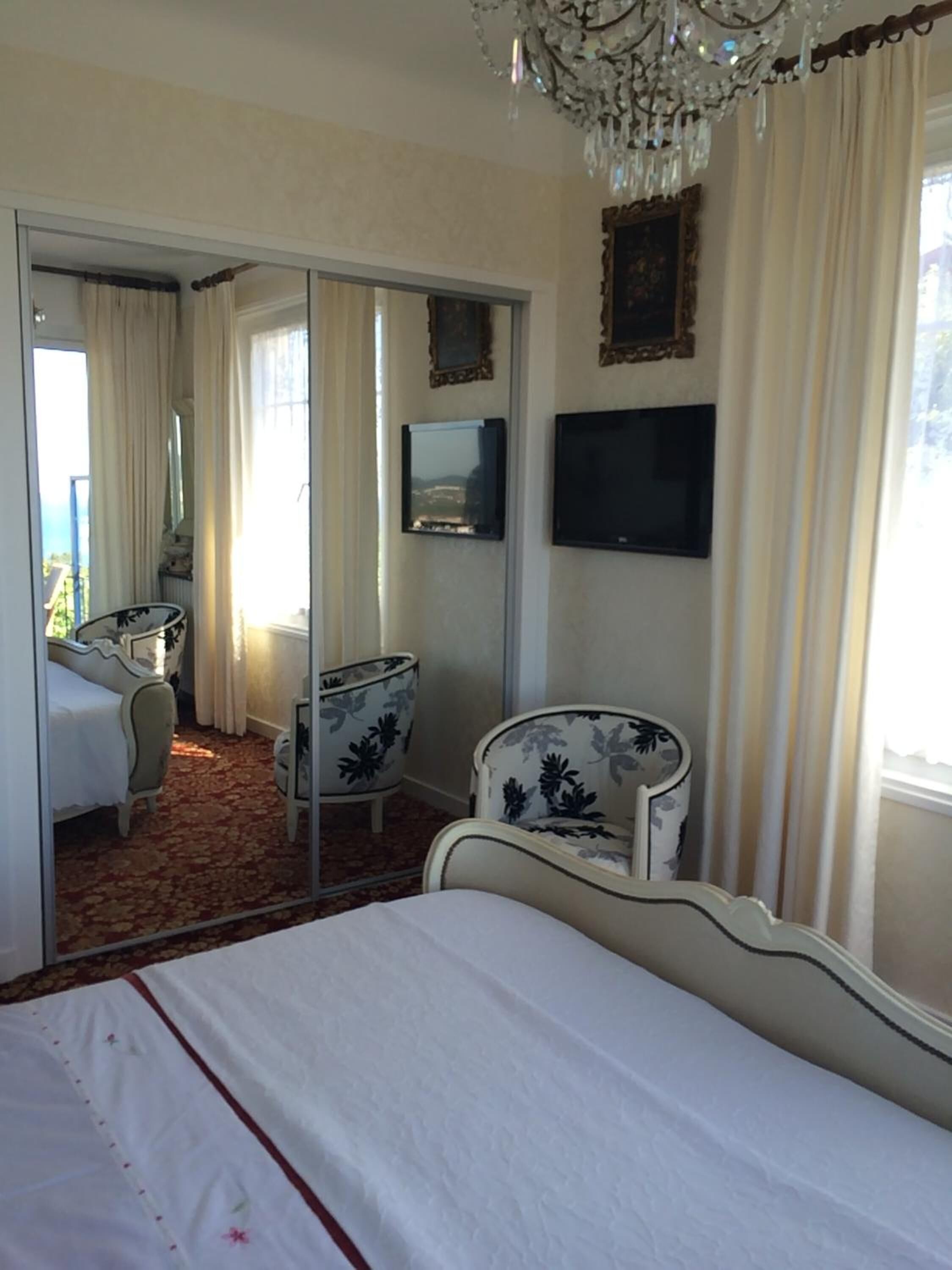 Minibar, in-room safe, soundproofing, free WiFi