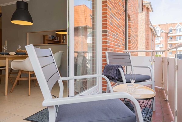 Unclassified image, 1 of 17, button