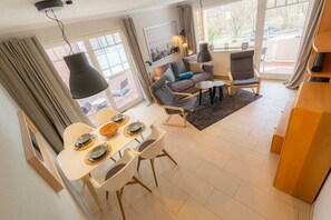 Unclassified image, 5 of 17, button