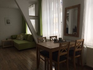 都會複式房屋, 1 張加大雙人床, 私人浴室, 地面 | 客廳 | 平面電視