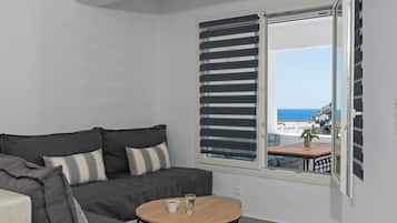 Deluxe Suite 2-4 Adults with Partial Sea and Castle View (Doto) | Wohnbereich | Flachbildfernseher