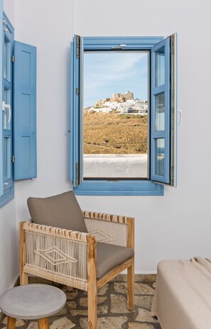 Deluxe Double or Twin Room, Sea View (Liagori) | Living room | Smart TV - Ihthioessa Boutique Hotel (Astypalaia)