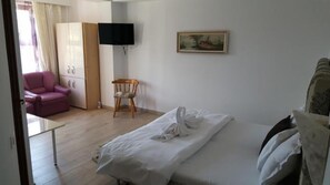 Quarto casal básico, 1 quarto, para não fumantes, vista para a montanha | 1 quarto, quartos à prova de som, acesso grátis à internet com fio