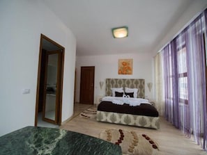 Quarto casal básico, 1 quarto, para não fumantes, vista para a montanha | 1 quarto, quartos à prova de som, acesso grátis à internet com fio