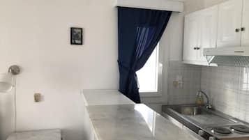 Standard Studio, Non Smoking, Hill View (For 2) | Private kitchenette | Fridge, stovetop