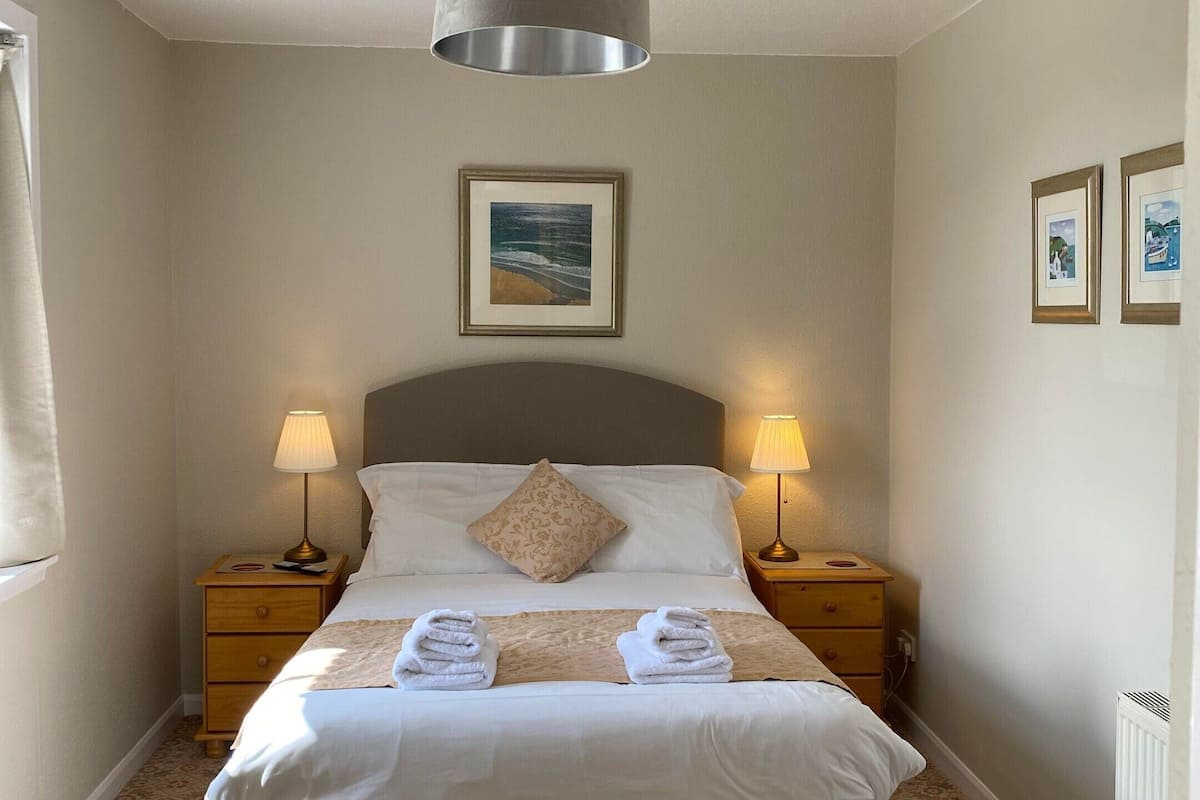 standard double room, ensuite (summer)