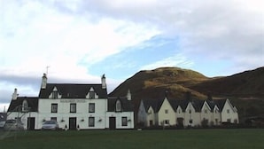A white building with multiple chimneys and a sign that reads "The White House Hotel". - Kilmartin Hotel (Lochgilphead)