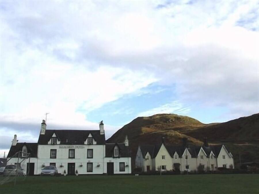 Un edificio blanco con varias chimeneas y un letrero que dice "The White House Hotel".