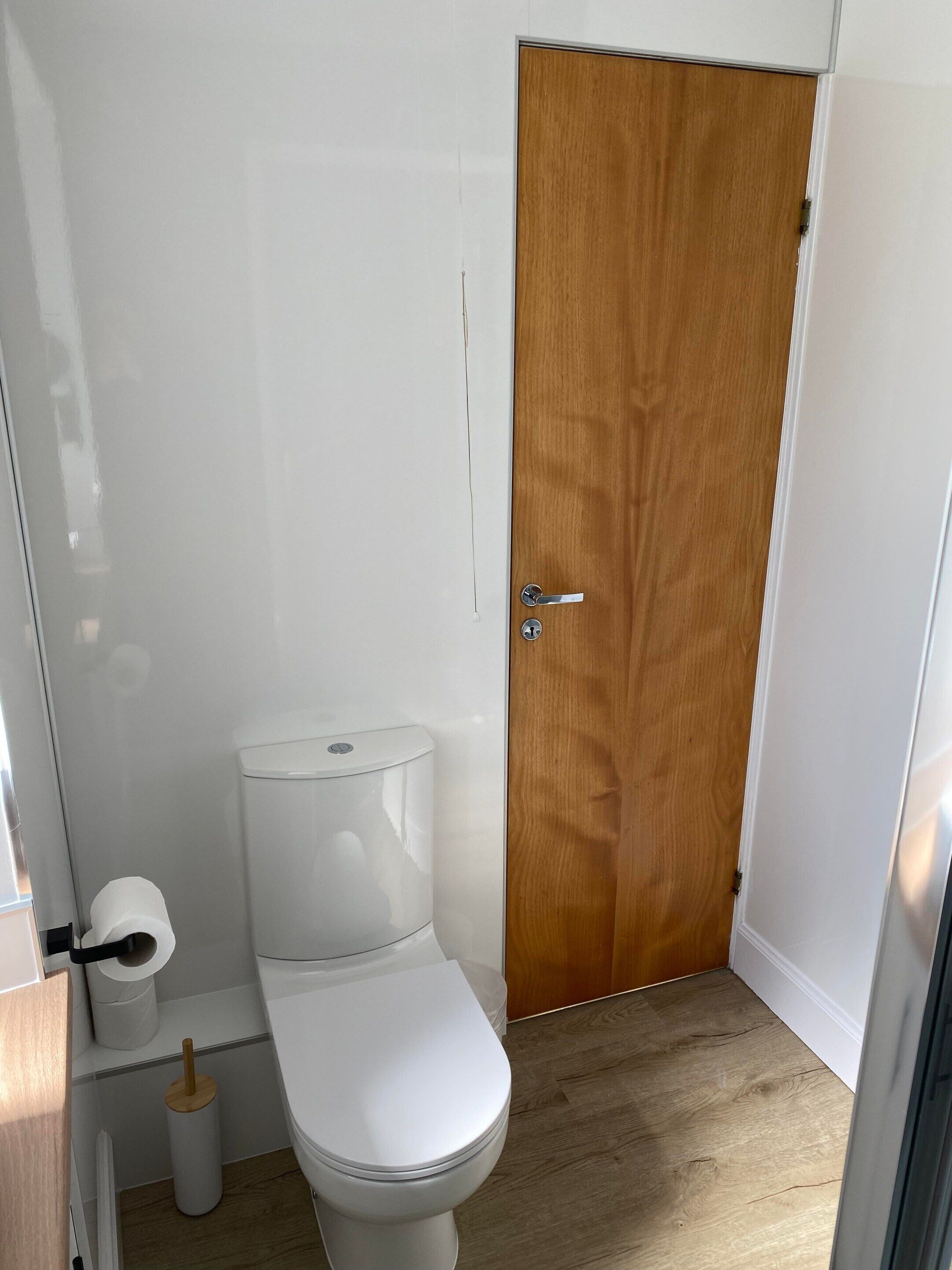 standard double room, ensuite (summer) | bathroom