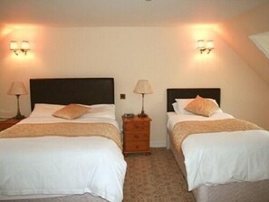 Standard Quadruple Room, Ensuite (Autumn Room) - Kilmartin Hotel (Lochgilphead)