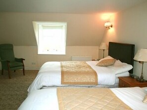 Standard Quadruple Room, Ensuite (Autumn Room) - Kilmartin Hotel (Lochgilphead)