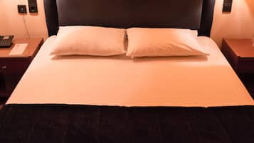 Tabla de planchar con plancha, wifi gratis y ropa de cama