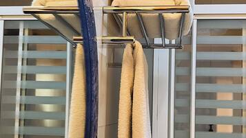 Standard-herbergi með tvíbreiðu rúmi | Baðherbergi | Nuddbaðker, hárblásari, baðsloppar, inniskór