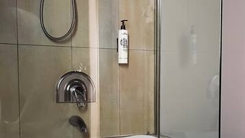 Deluxe Double Room | Bathroom | Jetted tub, hair dryer, bathrobes, slippers