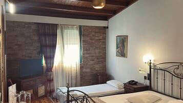 Deluxe-herbergi fyrir þrjá | Straujárn/strauborð, ókeypis þráðlaus nettenging, rúmföt