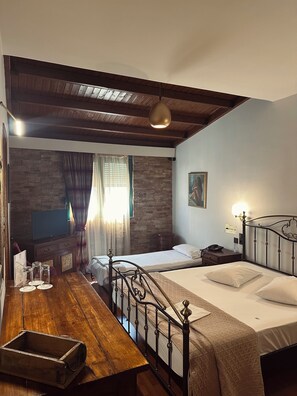 Deluxe Triple Room | Iron/ironing board, free WiFi, bed sheets