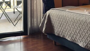 Makuuhuoneessa on sänky, vaatekaappi ja liukuovet, jotka johtavat ulkotilalle.
