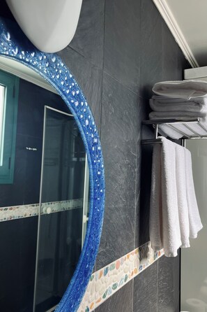 Deluxe driepersoonskamer | Badkamer | Een bubbelbad, een haardroger, badjassen, pantoffels