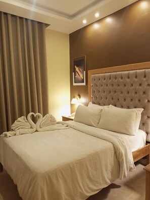 Caja de seguridad en la habitación y escritorio 