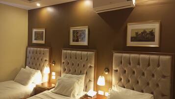 Triple Room | In-room safe, desk, iron/ironing board, free WiFi