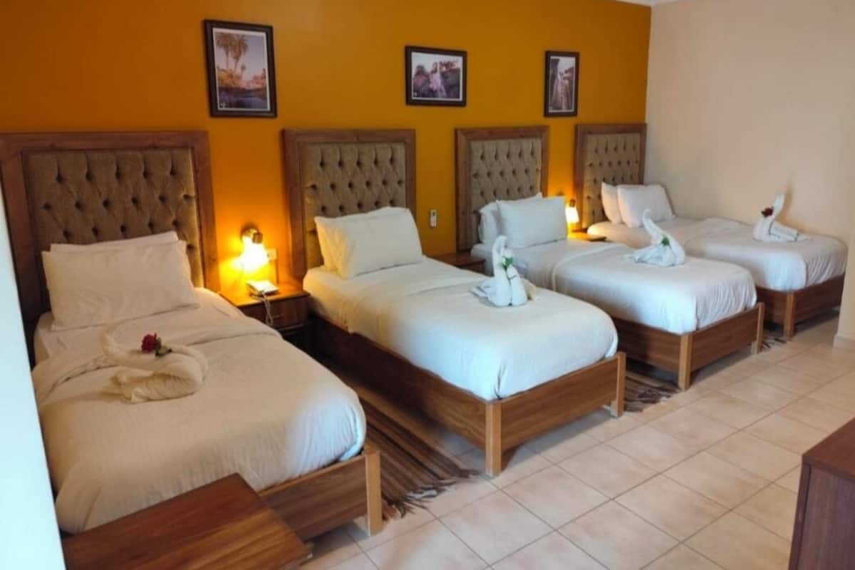 Quadruple Room | In-room safe, desk, iron/ironing board (on request), WiFi (free)