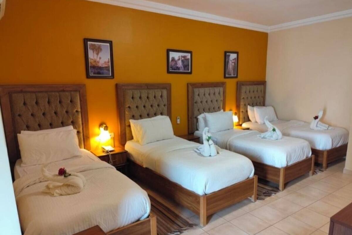 Quadruple Room | In-room safe, desk, iron/ironing board (on request), WiFi (free)