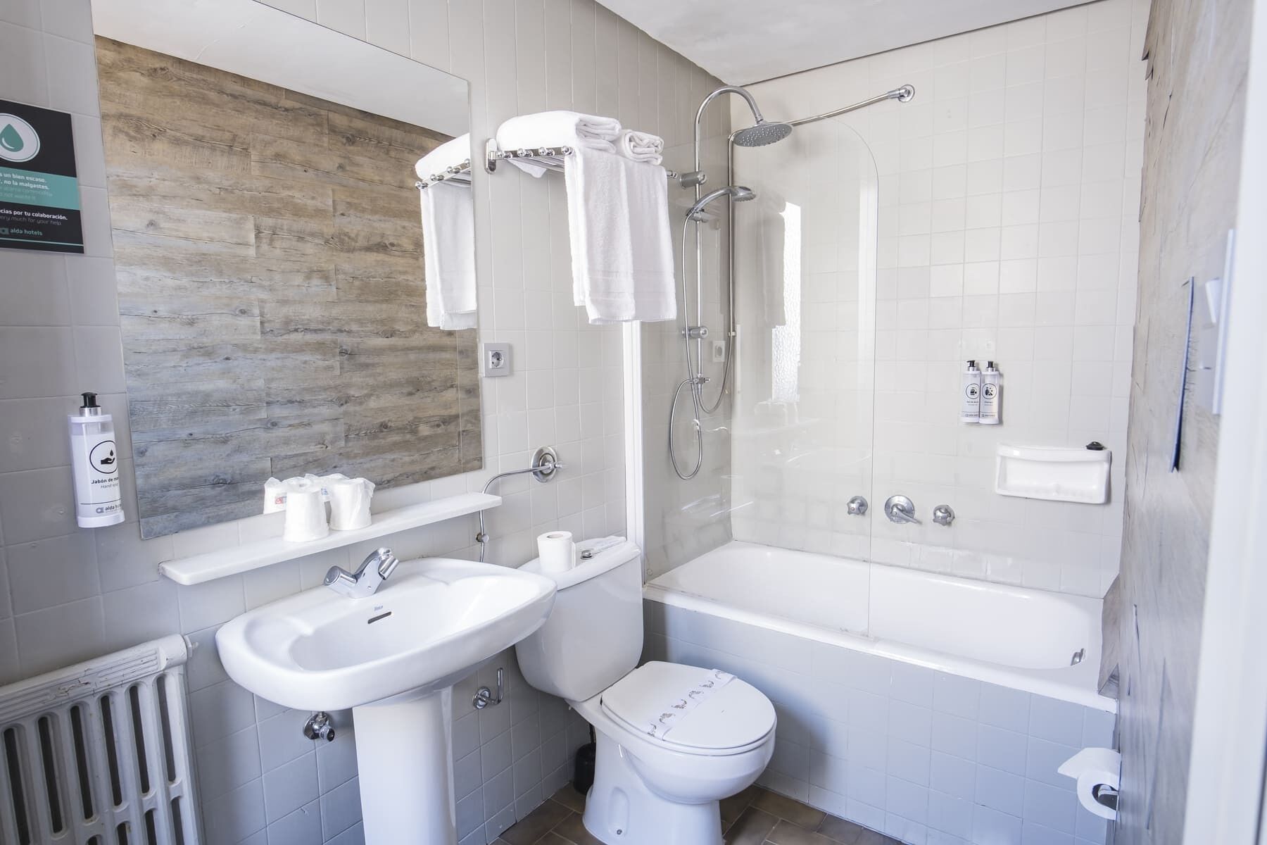 Un baño moderno con lavabo, inodoro y bañera.