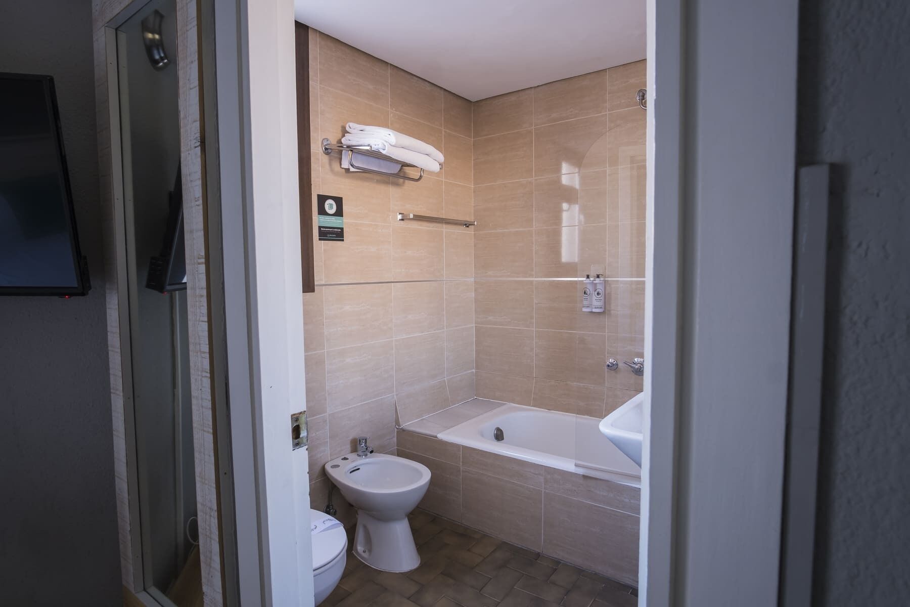 Un baño con inodoro, bidé y bañera.