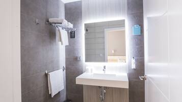Habitación con 1 cama matrimonial o 2 individuales | Baño | Secadora de cabello, toallas, jabón, shampoo