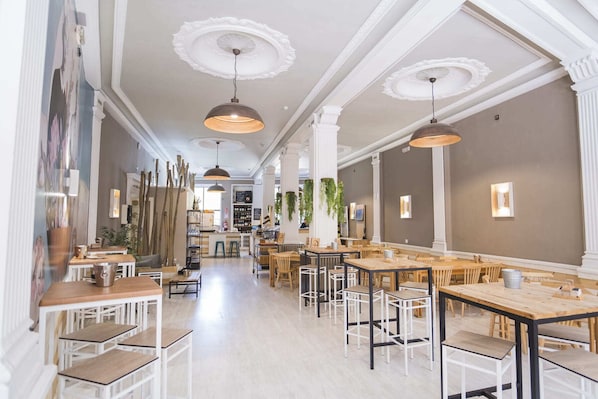 Petit déjeuner buffet (7.95 EUR par personne)