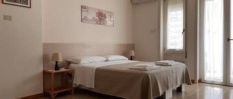 Habitación cuádruple Confort, 1 cama Queen size y sofá cama | Ropa de cama de alta calidad, escritorio, insonorización y wifi gratis