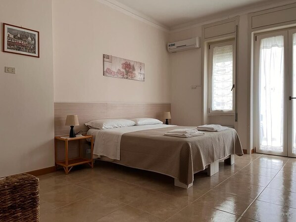 Comfort Quadruple Room, 1 Queen Bed with Sofa bed | Premium bedding, desk, soundproofing, free WiFi - B&B Kalypso (Gallipoli)