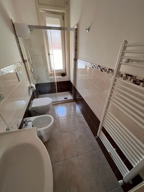 Comfort Quadruple Room, 1 Queen Bed with Sofa bed | Premium bedding, desk, soundproofing, free WiFi - B&B Kalypso (Gallipoli)