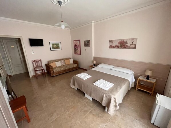 Comfort Quadruple Room, 1 Queen Bed with Sofa bed | Room amenity - B&B Kalypso (Gallipoli)