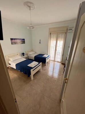 Twin Room | Premium bedding, desk, soundproofing, free WiFi - B&B Kalypso (Gallipoli)
